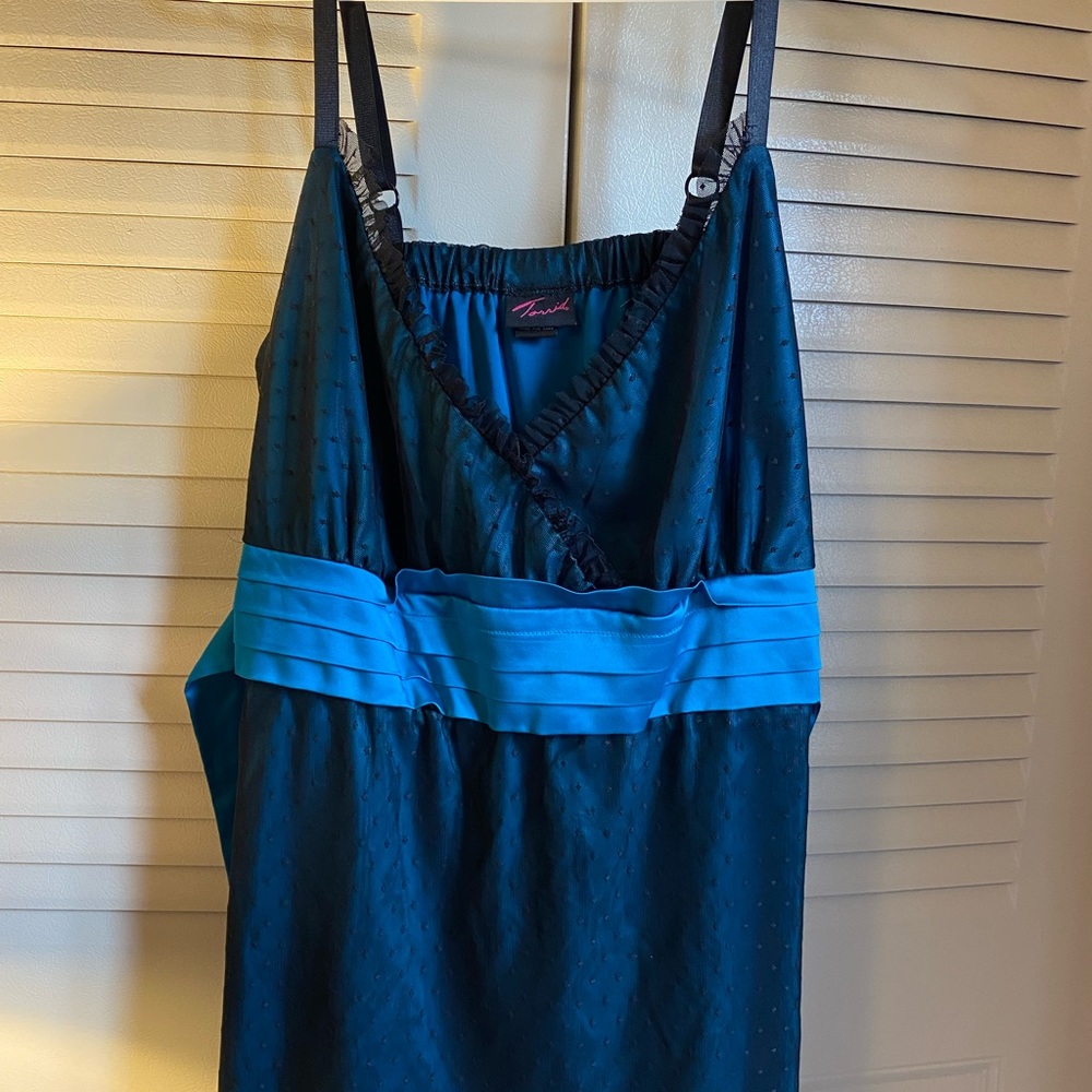 ‼️FINAL MARK DOWN‼️NWOT BABYDOLL TOP WITH a black polka dot lace & ties in back